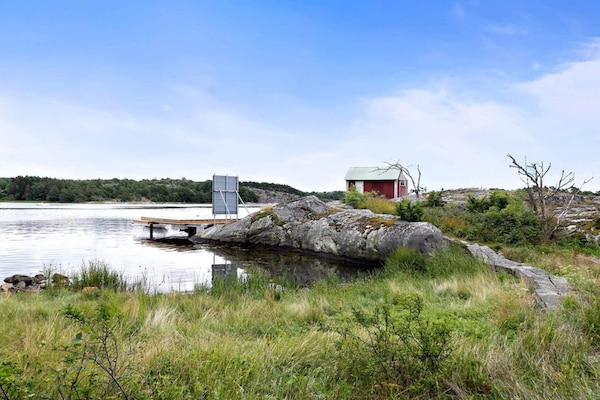 Foto van Huisje aan zee met balkon en barbecue - Vakantiehuis in STRÖMSTAD - Untagged