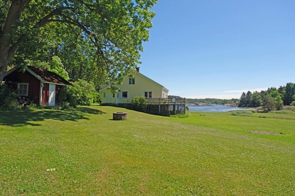 Foto van Huisje aan zee met balkon en barbecue - Vakantiehuis in STRÖMSTAD - Outdoor