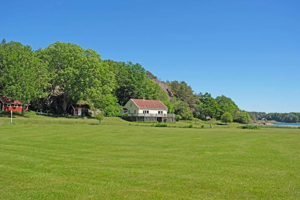 Foto van Huisje aan zee met balkon en barbecue - Vakantiehuis in STRÖMSTAD - Outdoor
