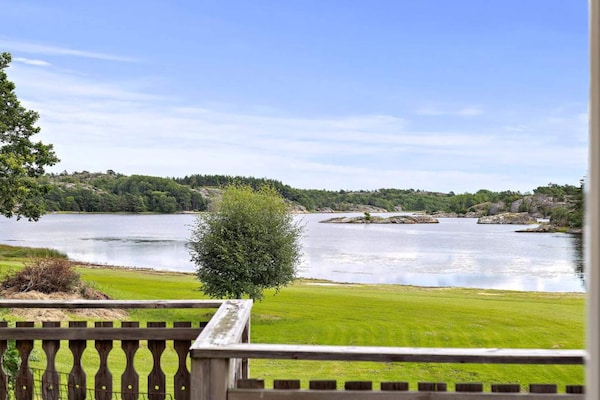 Foto van Huisje aan zee met balkon en barbecue - Vakantiehuis in STRÖMSTAD - WaterView