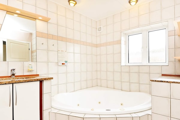 Foto van Rietgedekt huisje met spa - Vakantiehuis in Blåvand - Spa