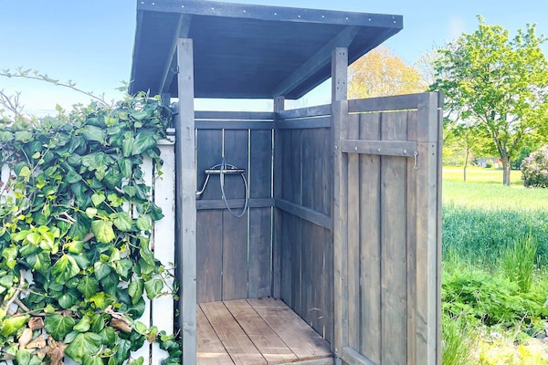 Foto van Houten huisje met rustieke charme - Vakantiehuis in DEGEBERGA - Outdoor
