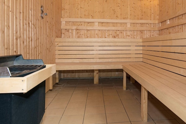 Foto van 6 persoons vakantie huis op een vakantie park in Hemmet - Pool