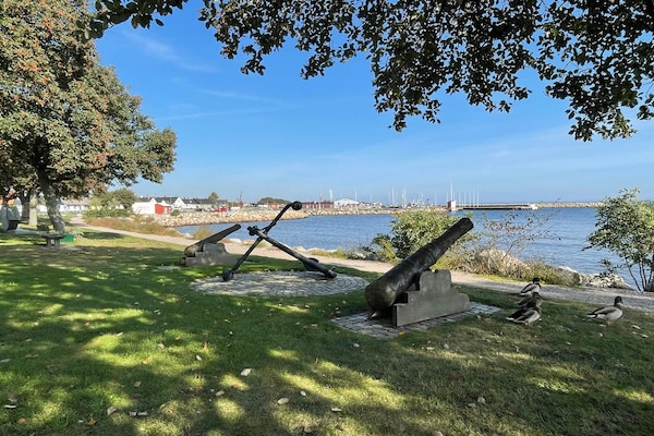 Foto van Rustig toevluchtsoord op het platteland met terras - Untagged