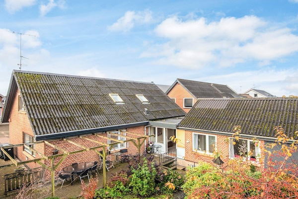 Foto van Activiteitenhuis midden in het internaat - Vakantiehuis in Bording - View
