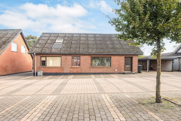 Foto van Activiteitenhuis midden in het internaat - Vakantiehuis in Bording - View