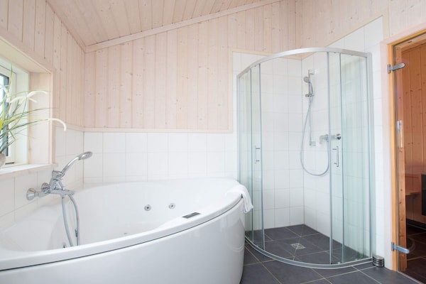 Foto van Grobenbrode Villa, bubbelbad - Vakantiehuis in Großenbrode - Indoor