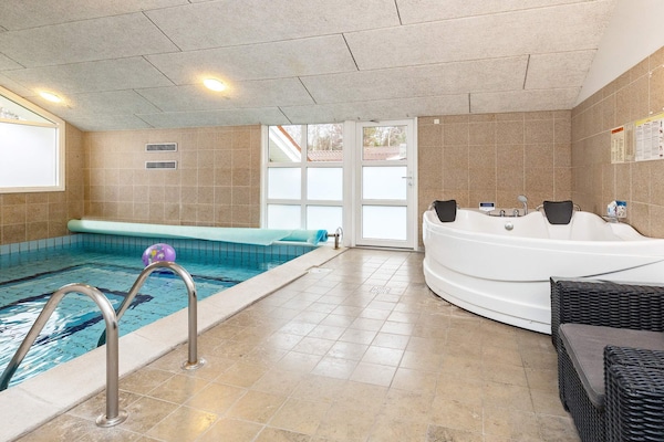 Foto van Luxe vakantieverblijf met zwembad - Vakantiehuis in Væggerløse - Pool