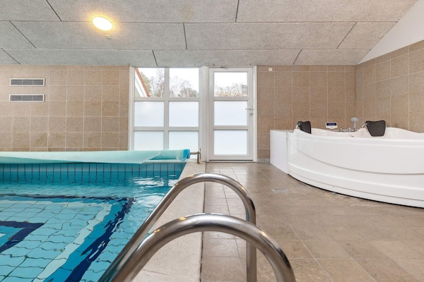 Foto van Luxe vakantieverblijf met zwembad - Vakantiehuis in Væggerløse - Pool