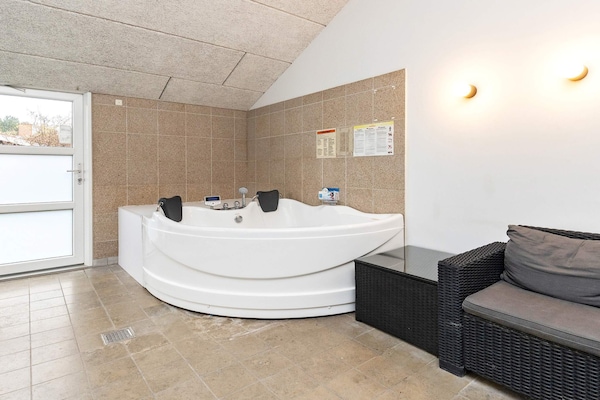 Foto van Luxe vakantieverblijf met zwembad - Vakantiehuis in Væggerløse - Spa