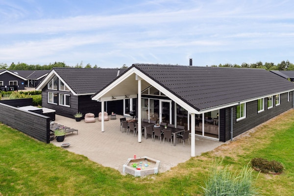 Foto van Luxe vakantieverblijf met zwembad - Vakantiehuis in Nørre Nebel - Outdoor