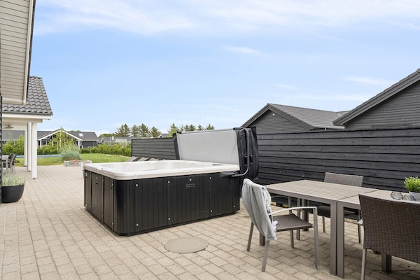 Foto van Luxe vakantieverblijf met zwembad - Vakantiehuis in Nørre Nebel - Outdoor