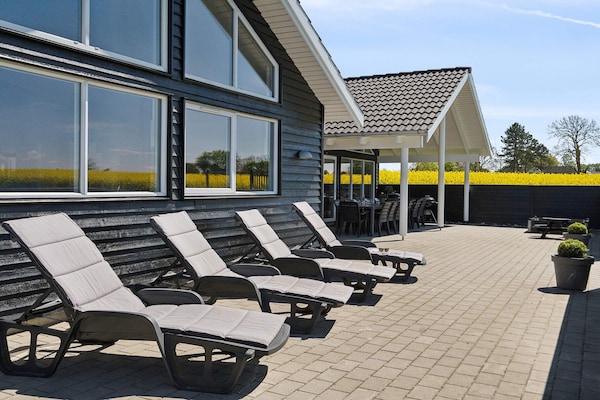Foto van Luxe strandhuis met zwembad - Vakantiehuis in Bogense - Outdoor