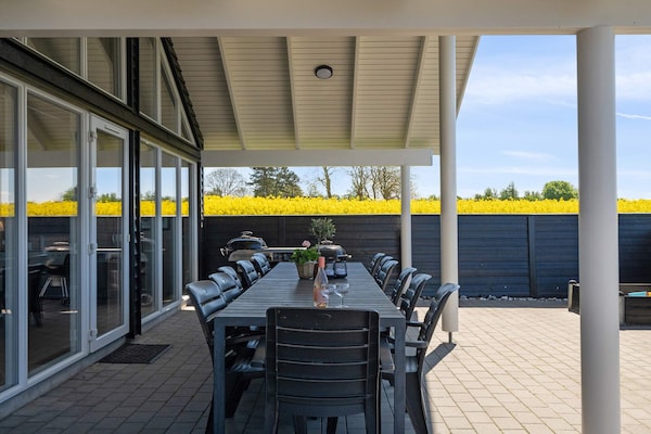 Foto van Luxe strandhuis met zwembad - Vakantiehuis in Bogense - Outdoor