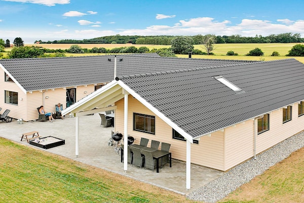 Foto van Luxe vakantieverblijf met zwembad - Vakantiehuis in Bogense - Outdoor
