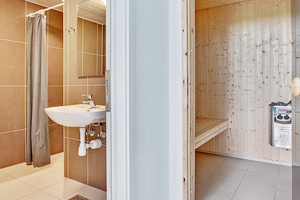 Foto van Luxe Zwembad Retreat -- By Traum Ferienwohnungen - Vakantiehuis in Vejby - Indoor