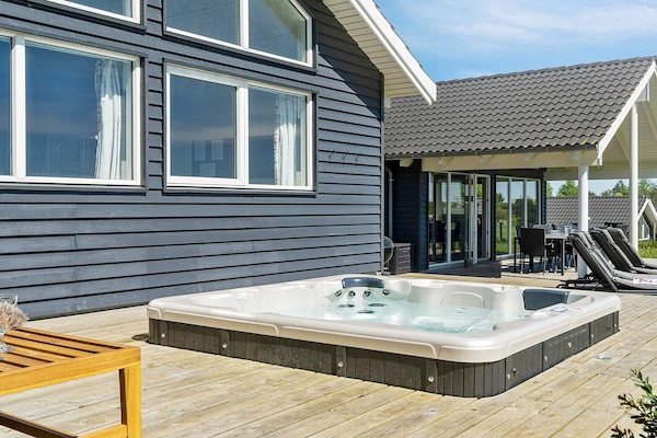 Foto van Luxe Zwembad Retreat -- By Traum Ferienwohnungen - Vakantiehuis in Vejby - View