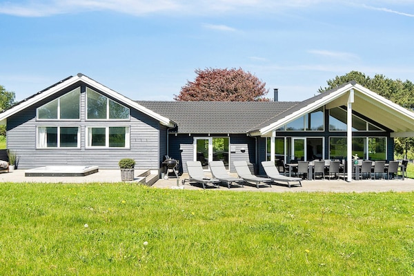 Foto van Luxe Zwembad Retreat -- By Traum Ferienwohnungen - Vakantiehuis in Vejby - Outdoor