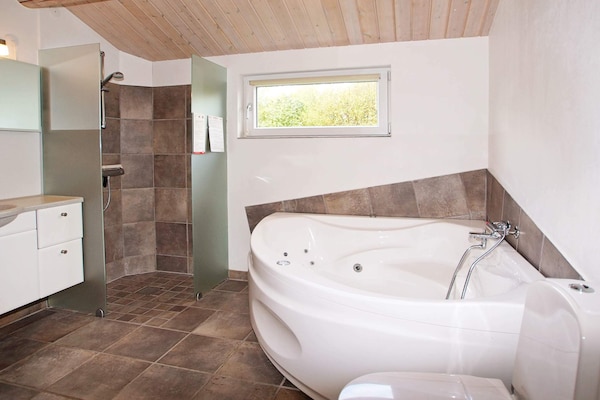 Foto van Modern huis met spa -- By Traum Ferienwohnungen - Vakantiehuis in Tarm - Spa