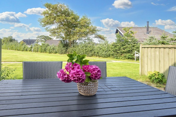 Foto van 6 persoons vakantie huis op een vakantie park in Hemmet - View