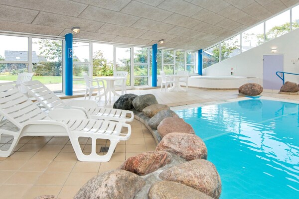 Foto van 6 persoons vakantie huis op een vakantie park in Hemmet - Pool