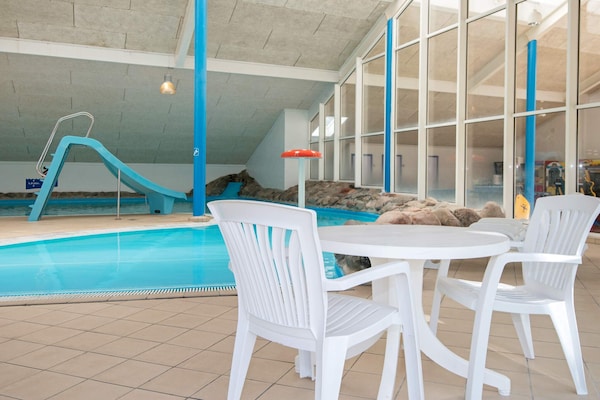 Foto van 6 persoons vakantie huis op een vakantie park in Hemmet - Pool