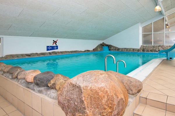 Foto van 6 persoons vakantie huis op een vakantie park in Hemmet - Pool