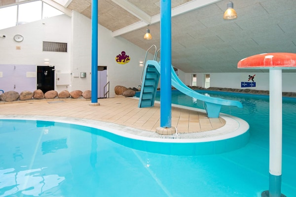 Foto van 6 persoons vakantie huis op een vakantie park in Hemmet - Pool