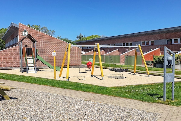 Foto van 6 persoons vakantie huis op een vakantie park in Hemmet - Outdoor