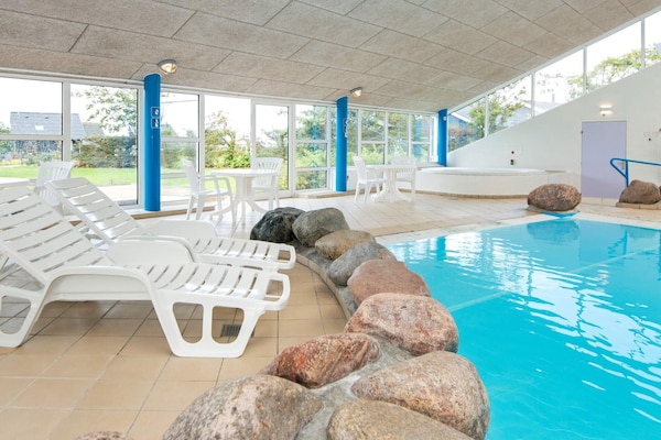 Foto van 6 persoons vakantie huis op een vakantie park in Hemmet - Pool