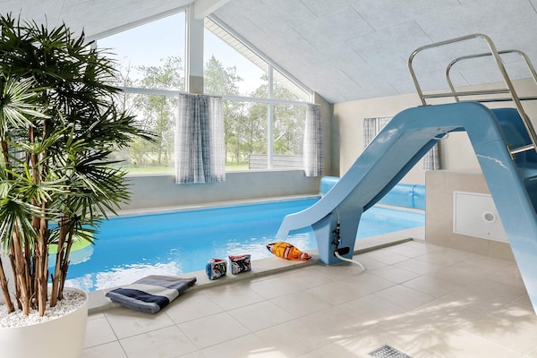 Foto van Luxe zwembadvilla in Marielyst - Vakantiehuis in Idestrup - Pool