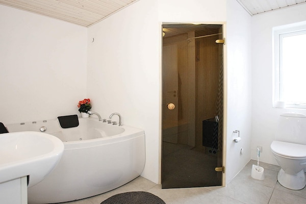 Foto van Luxe Spa Retreat aan Zee - Vakantiehuis in Harboøre - Spa