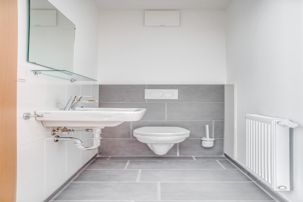 Foto van Luxe Chalet in Obertraun met Zwembad - Vakantiehuis in Obertraun - BathRoom