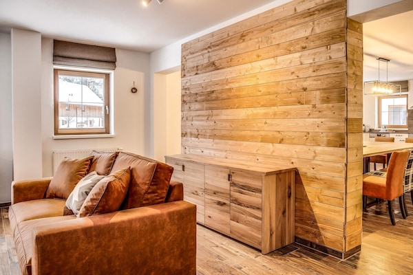 Foto van Luxe Chalet in Obertraun met Zwembad - Vakantiehuis in Obertraun - LivingRoom