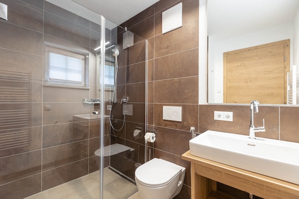 Foto van Luxe chalet met sauna bij het zwemmeer - Vakantiehuis in Uttendorf - BathRoom