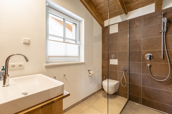 Foto van Luxe chalet met sauna bij het zwemmeer - Vakantiehuis in Uttendorf - BathRoom
