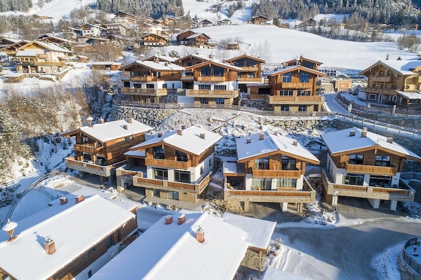 Foto van Alpine Chalet met Ski-In toegang - Vakantiehuis in Neukirchen - ExteriorWinter