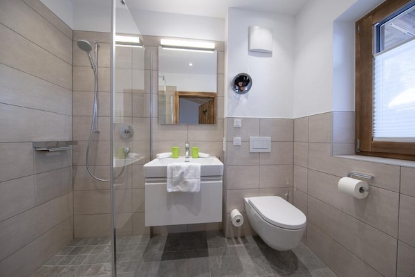 Foto van Alpine Chalet met Ski-In toegang - Vakantiehuis in Neukirchen - BathRoom