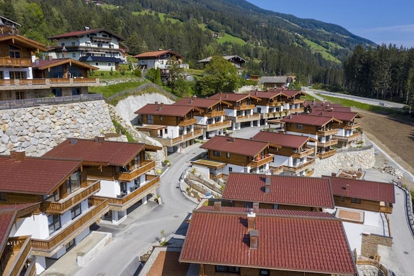 Foto van Alpine Chalet met Ski-In toegang - Vakantiehuis in Neukirchen - ExteriorSummer