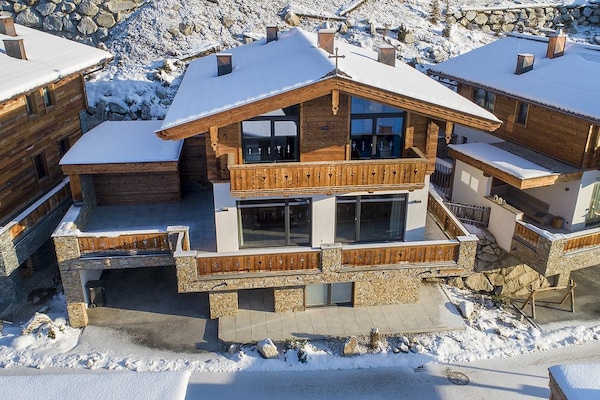 Foto van Alpine Chalet met Ski-In toegang - Vakantiehuis in Neukirchen - ExteriorWinter