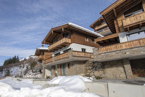 Foto van Alpine Chalet met Ski-In toegang - Vakantiehuis in Neukirchen - ExteriorWinter