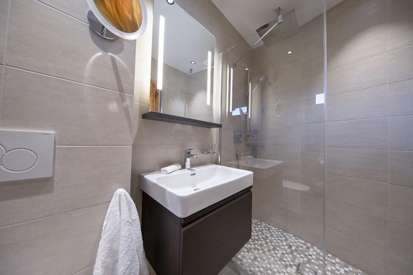 Foto van Chalet Retreat nabij de Kitzbüheler Alpen - Vakantiehuis in Neukirchen - BathRoom