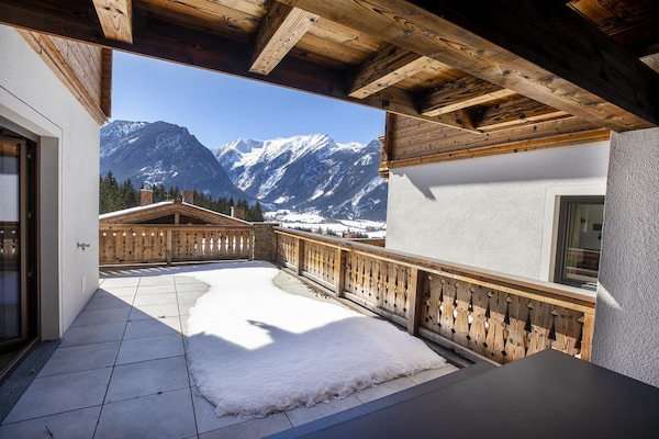 Foto van Chalet Retreat nabij de Kitzbüheler Alpen - Vakantiehuis in Neukirchen - TerraceBalcony