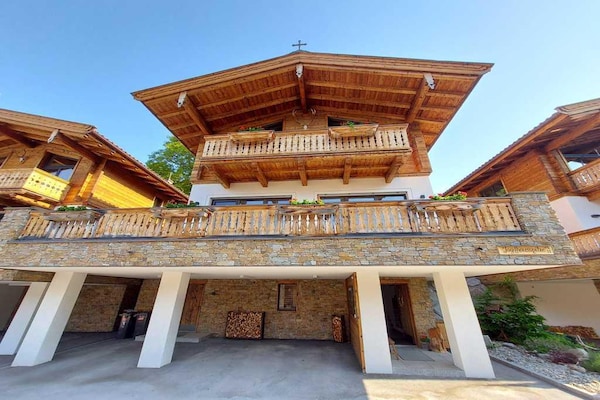 Foto van Chalet Retreat nabij de Kitzbüheler Alpen - Vakantiehuis in Neukirchen - ExteriorSummer