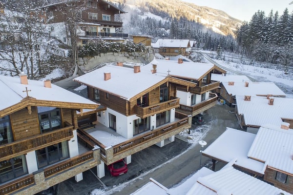 Foto van Chalet Retreat nabij de Kitzbüheler Alpen - Vakantiehuis in Neukirchen - ExteriorWinter