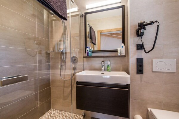 Foto van Chalet met sauna en natuurzwembad - Vakantiehuis in Neukirchen - BathRoom