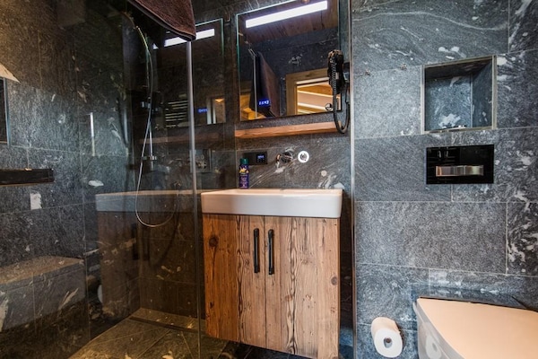 Foto van Chalet met sauna en natuurzwembad - Vakantiehuis in Neukirchen - BathRoom