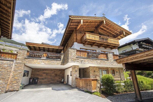 Foto van Chalet met sauna en natuurzwembad - Vakantiehuis in Neukirchen - ExteriorSummer