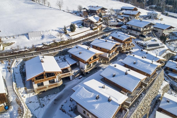 Foto van Chalet met sauna en natuurzwembad - Vakantiehuis in Neukirchen - ExteriorWinter