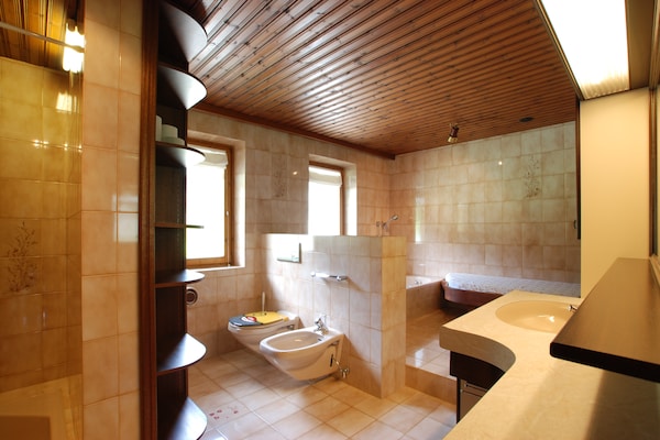 Foto van Chalet in Neukirchen bij Ski Wildkogel - Vakantiehuis in Neukirchen am Großvenediger - BathRoom